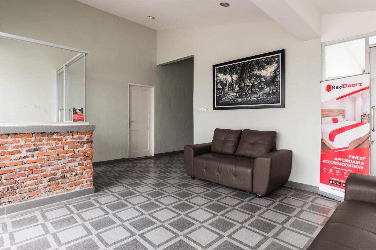 Reddoorz Plus Near Rs Usu Medan 2 Dış mekan fotoğraf