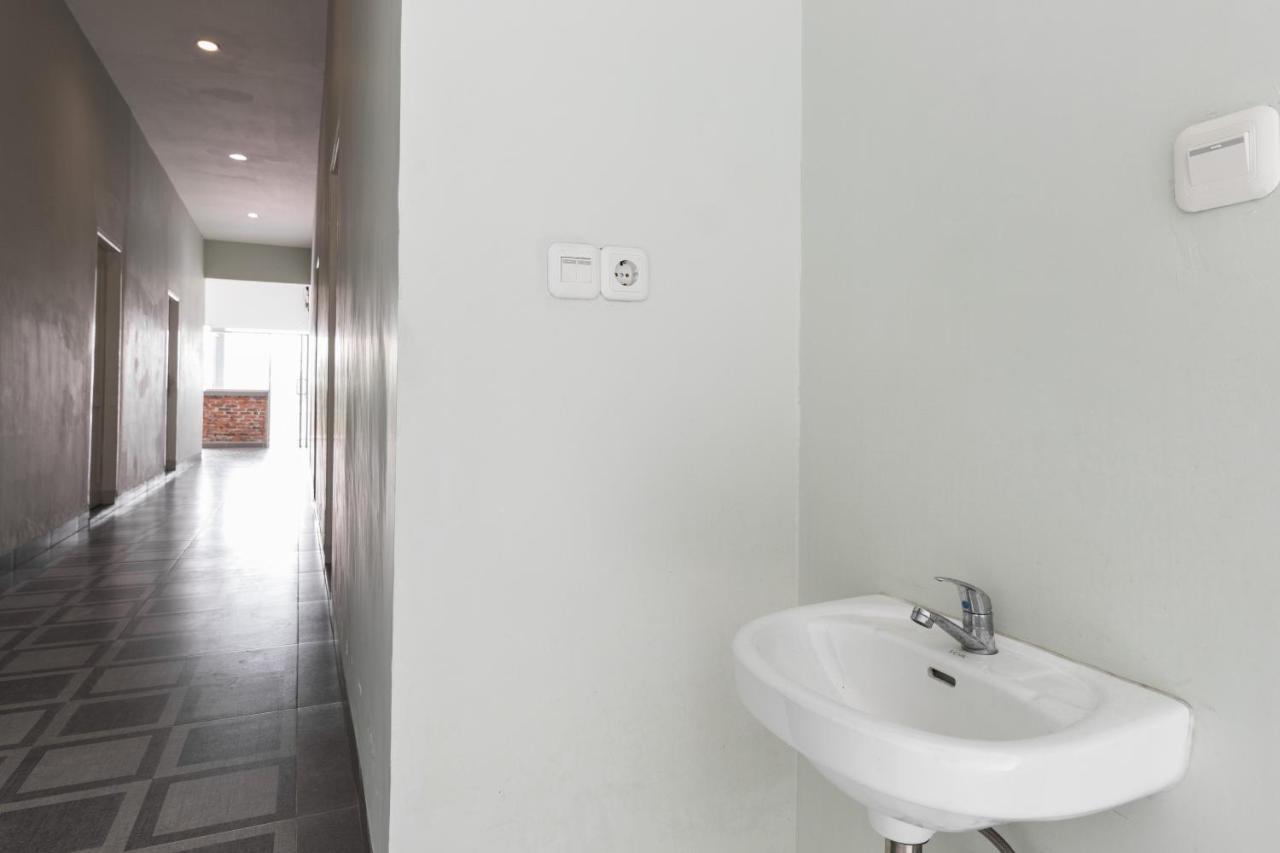 Reddoorz Plus Near Rs Usu Medan 2 Dış mekan fotoğraf