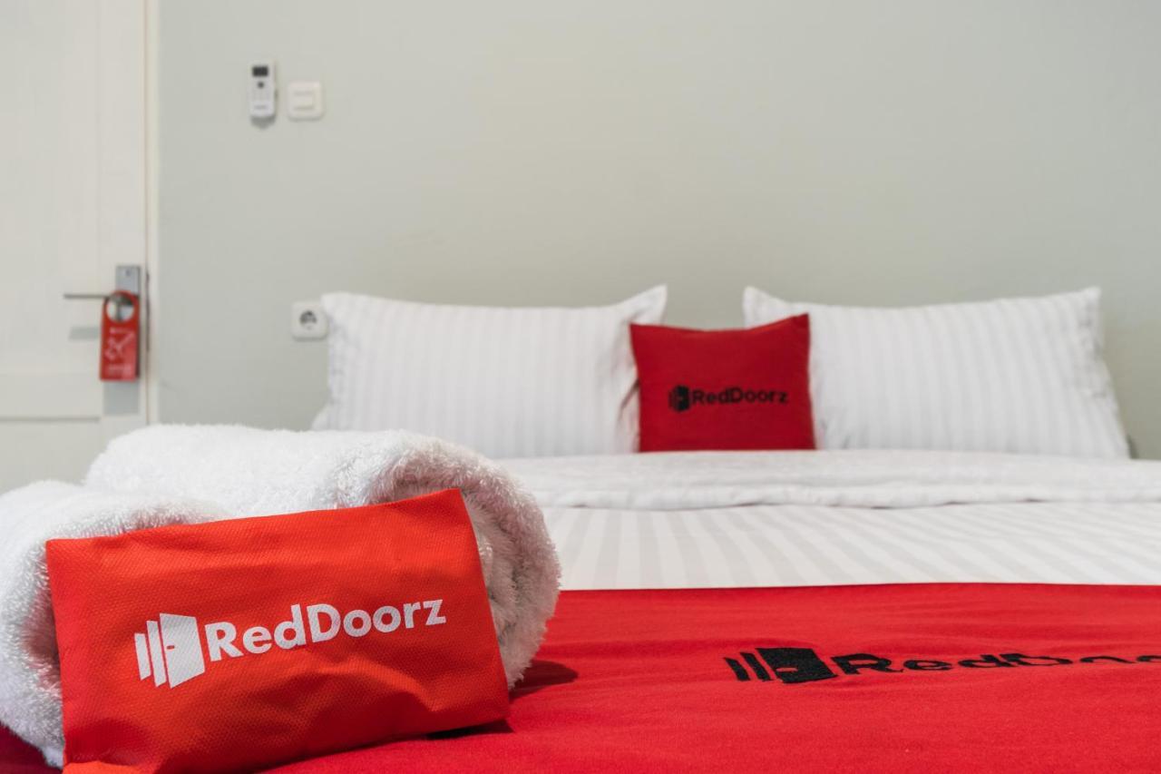 Reddoorz Plus Near Rs Usu Medan 2 Dış mekan fotoğraf