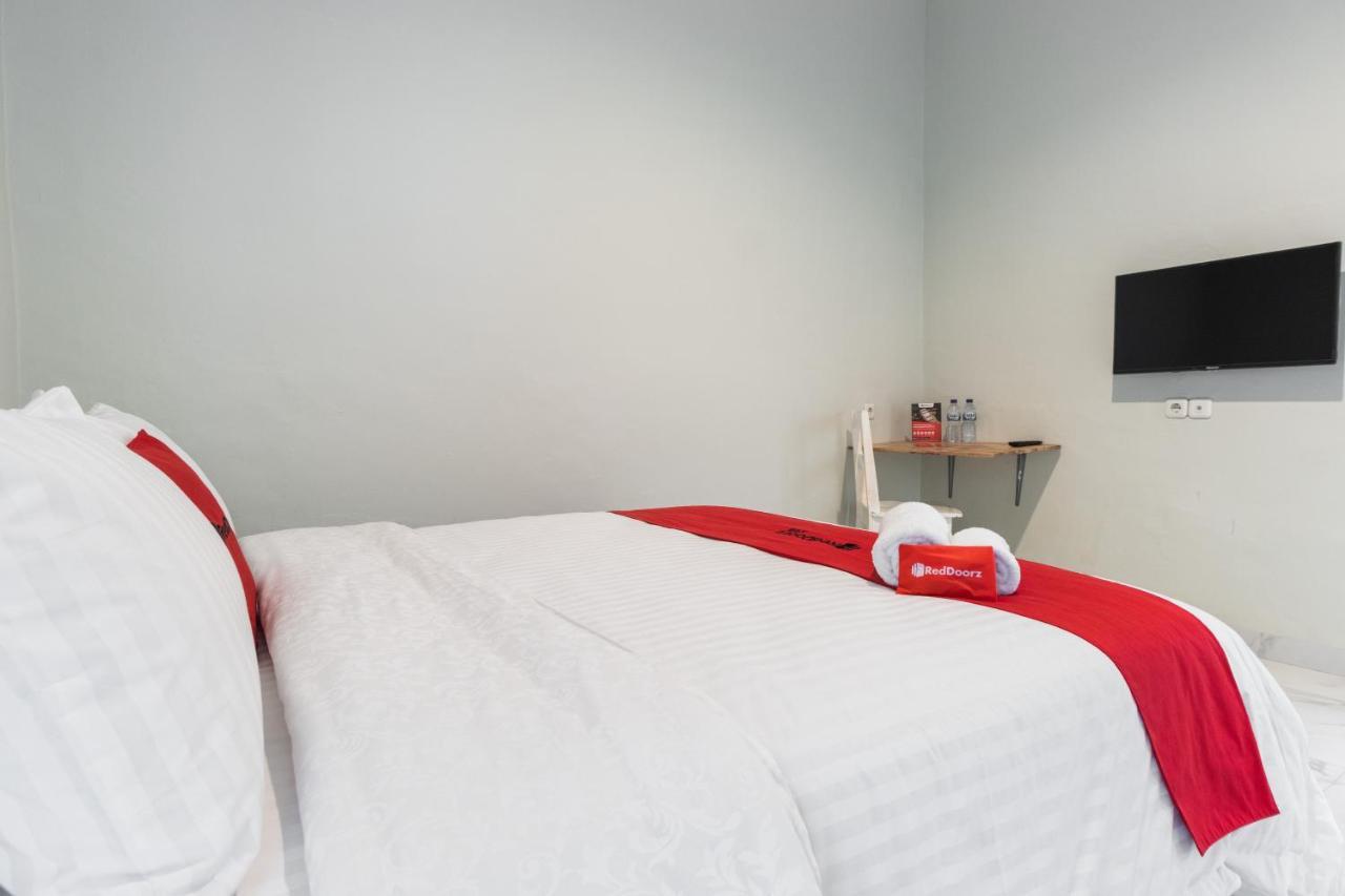Reddoorz Plus Near Rs Usu Medan 2 Dış mekan fotoğraf